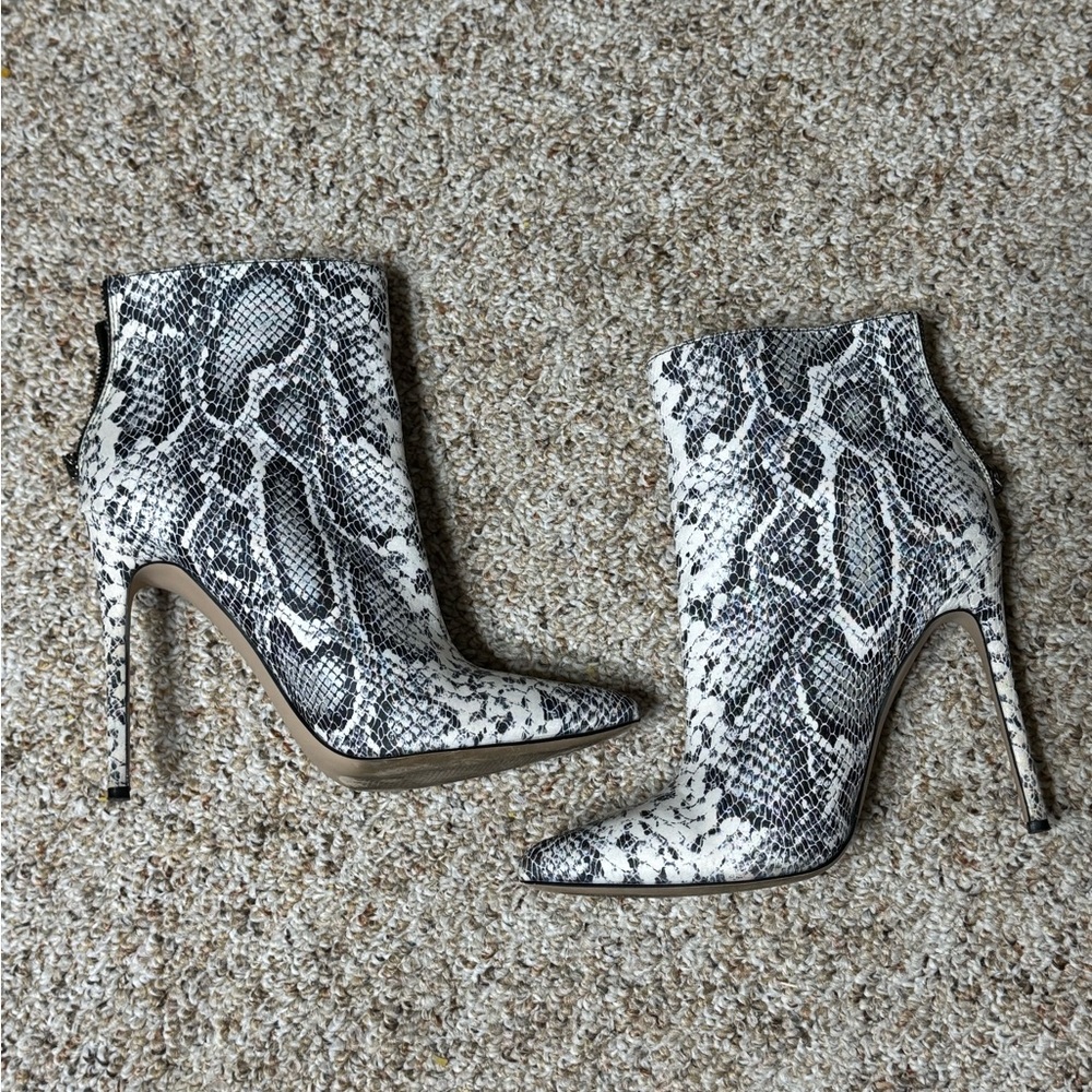 Shoe Dazzle Black and White Heeled Boots
